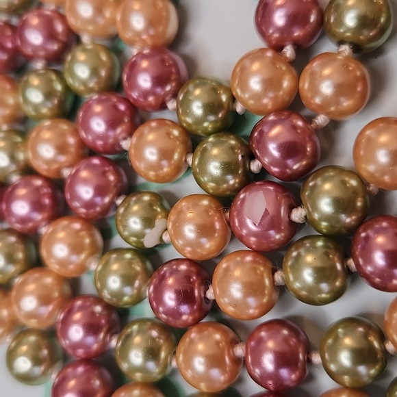 Single Strand Glass Faux Pearl Necklace - Picture 2 of 4